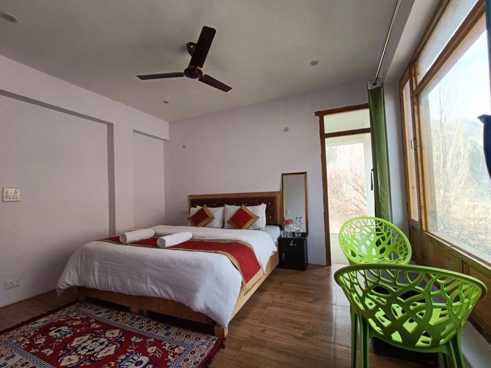 Bed, Photo of the whole room, Seating area, Bedroom