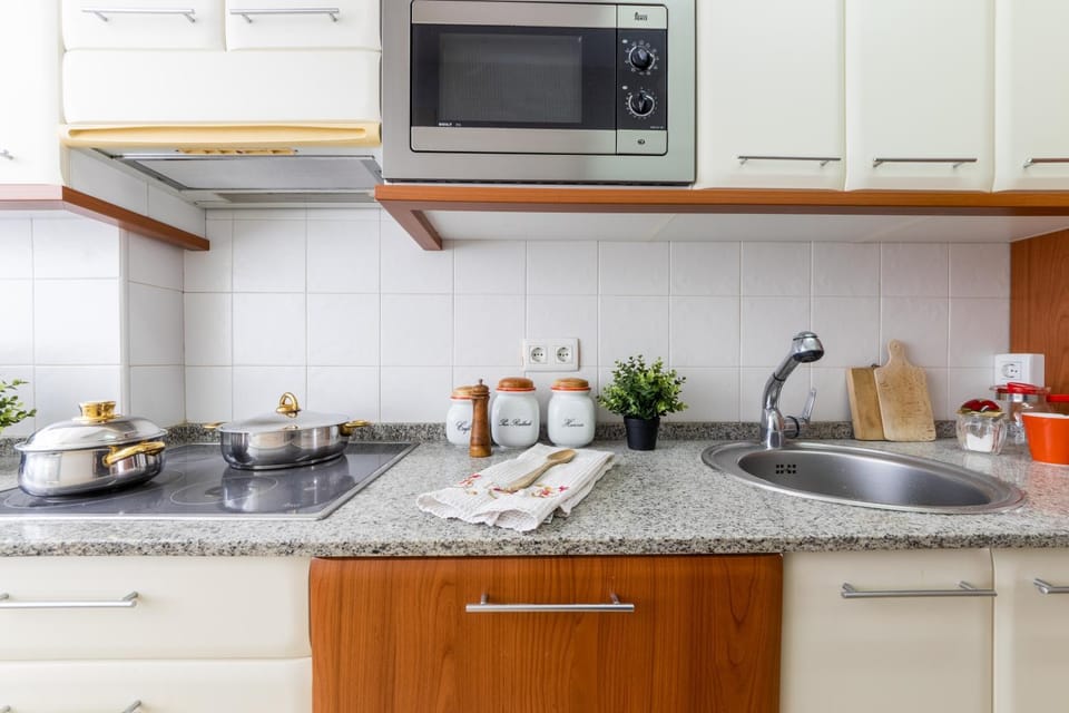 Kitchen or kitchenette, minibar, stove