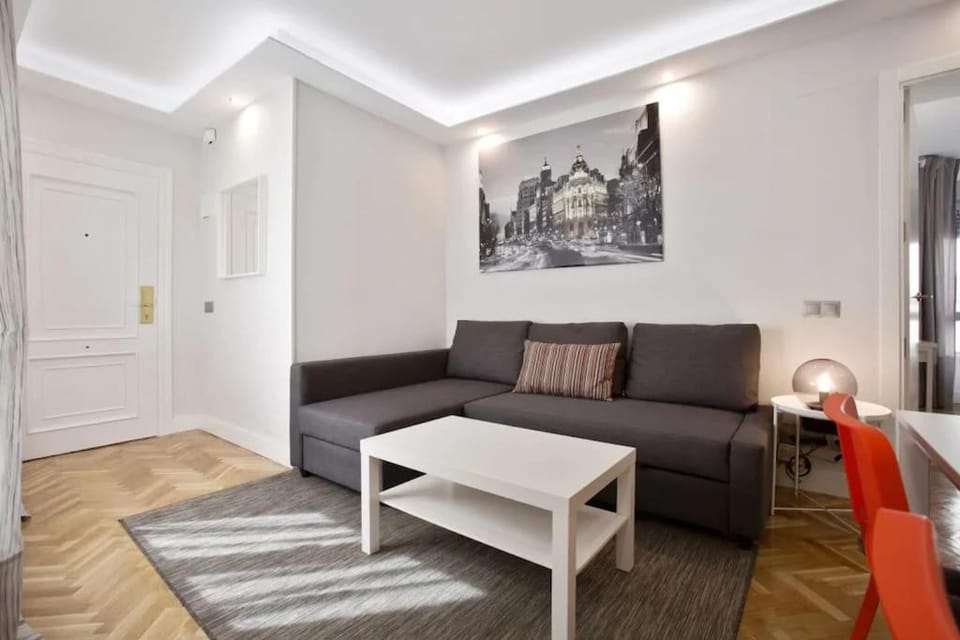 Gran Via by RegalateMadrid Apartment in Centro