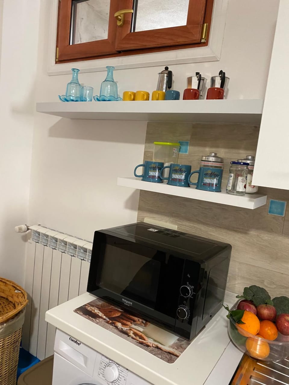 Kitchen or kitchenette, minibar, stove