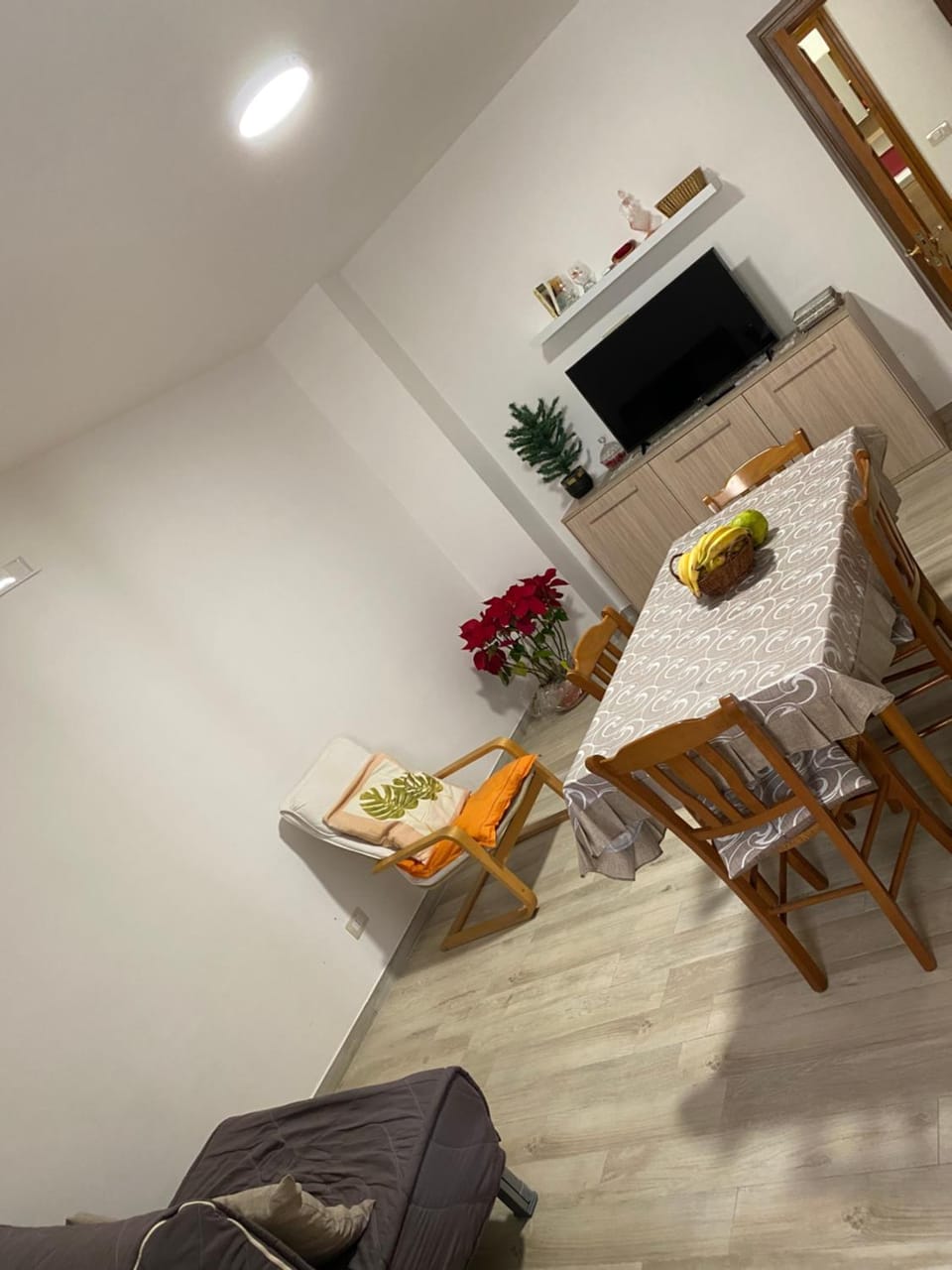 TV and multimedia, Kitchen or kitchenette, Living room, Seating area, Dining area