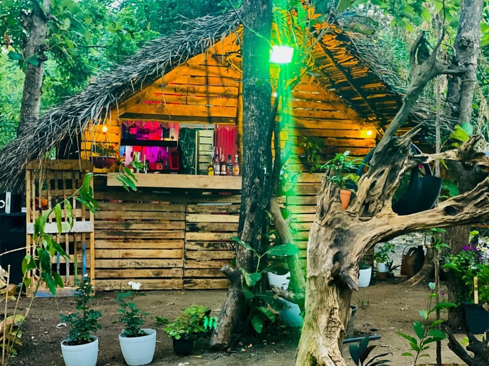 Restaurant/places to eat, Lounge or bar