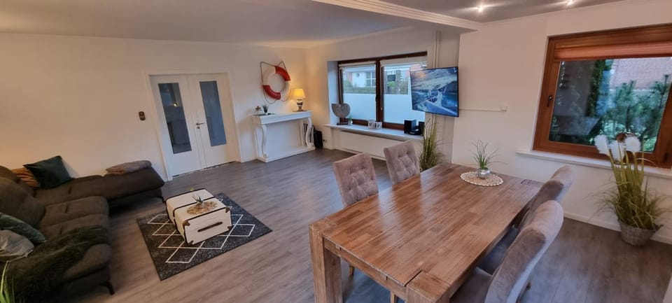 TV and multimedia, Living room, Seating area, Dining area