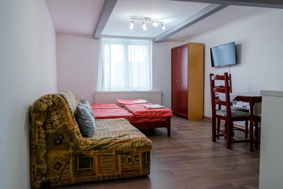 TV and multimedia, Living room, Photo of the whole room, Seating area, Bedroom