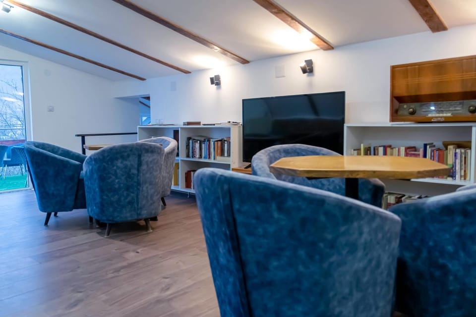 Communal lounge/ TV room, TV and multimedia, Coffee/tea facilities, Living room, Seating area, Dining area, Evening entertainment