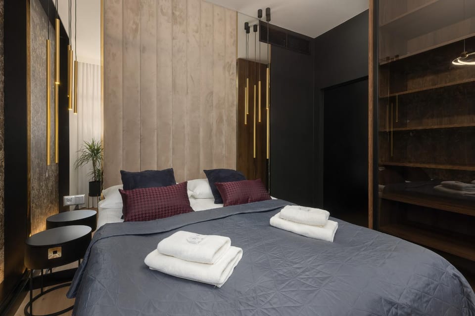 Bed, Photo of the whole room, Bedroom, towels