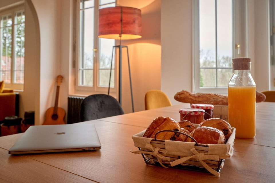 TV and multimedia, Living room, Food and drinks, Seating area, Dining area, Food, Breakfast, Breakfast, Continental breakfast, hair dresser