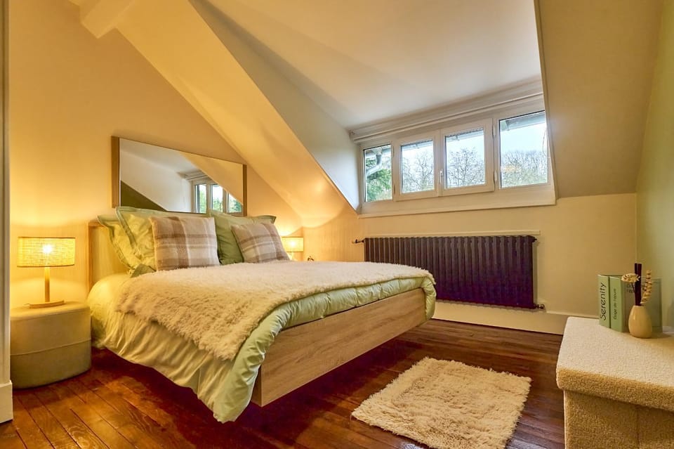 Bed, Photo of the whole room, Bedroom, internet