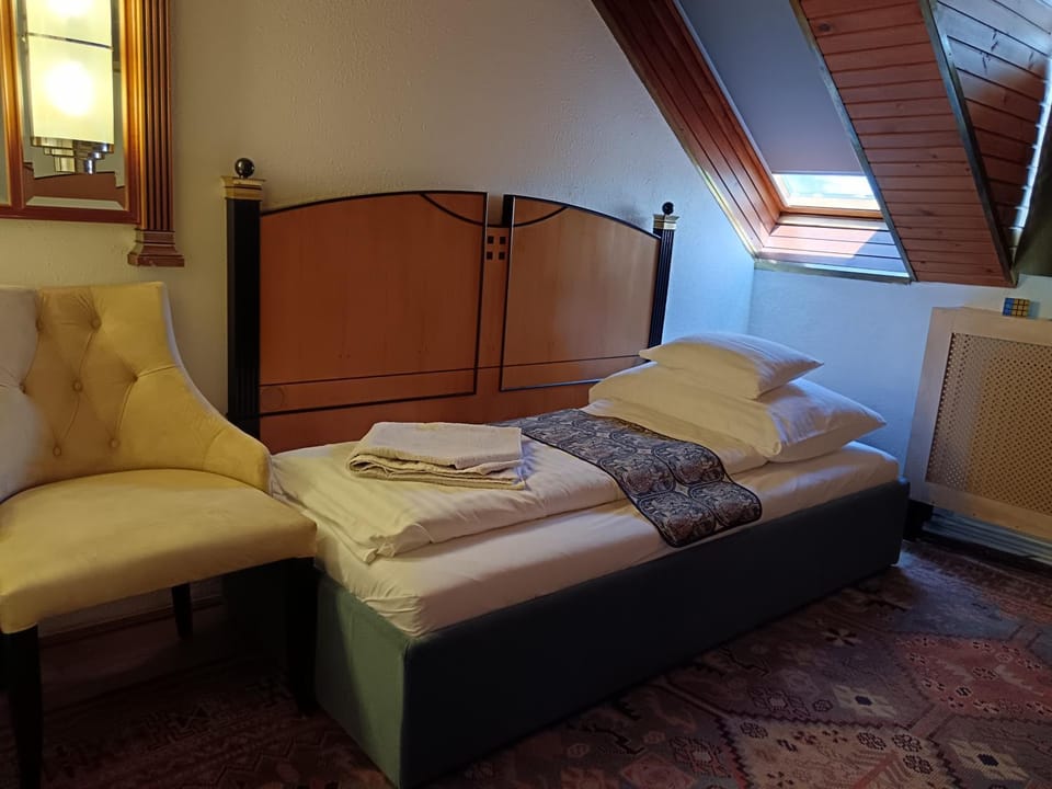Photo of the whole room, Bedroom, towels