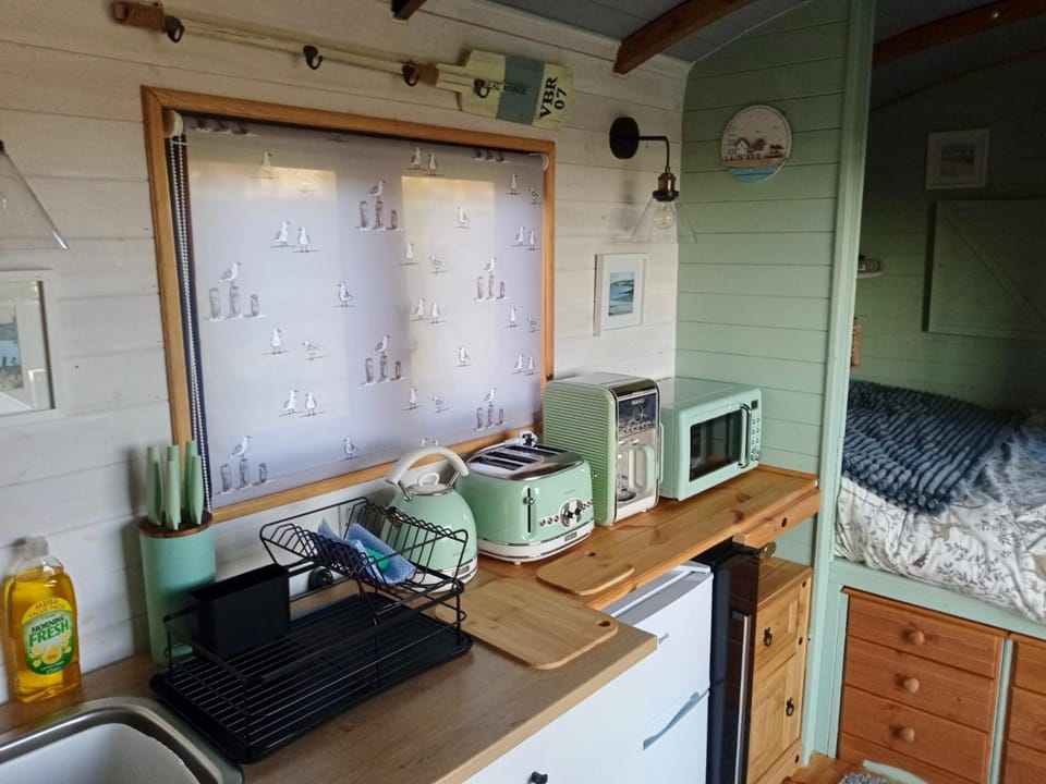 Kitchen or kitchenette, minibar