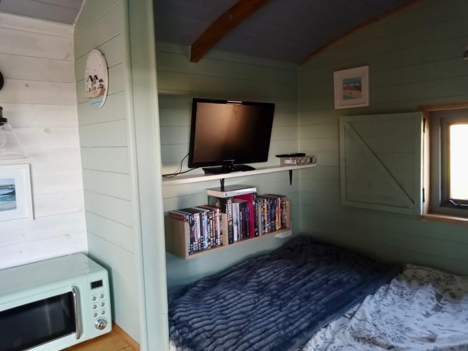 Bed, TV and multimedia, Bedroom