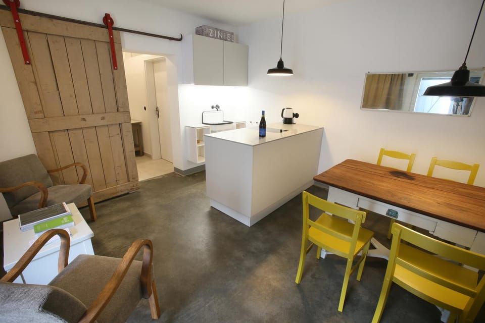 Kitchen or kitchenette, Living room, Seating area, Dining area, stove