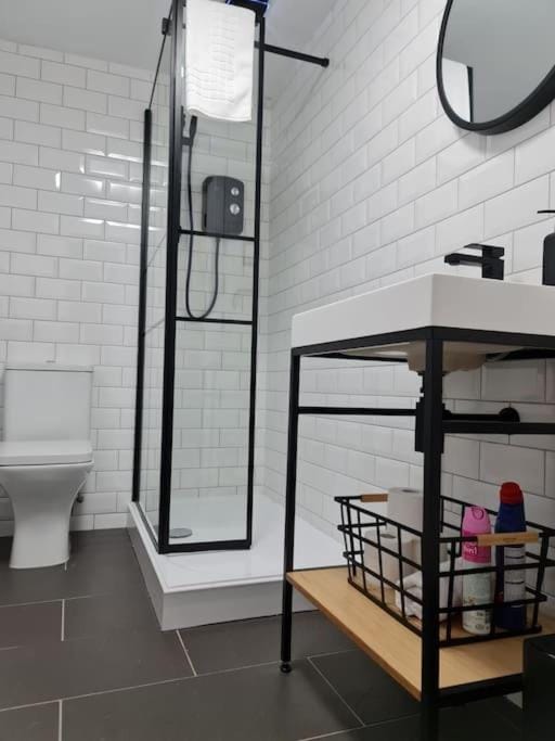 Centrally located to the city of Lincoln (Egon) House in Lincoln