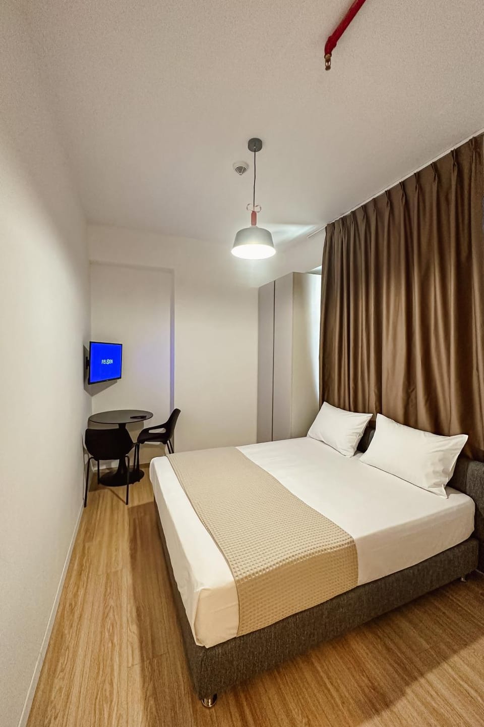 Bed, TV and multimedia, Photo of the whole room, Bedroom