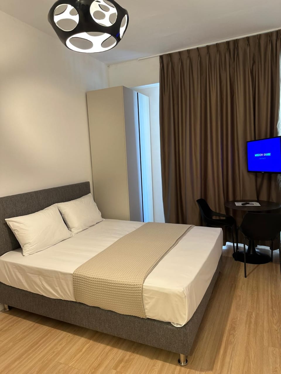 Bed, TV and multimedia, Living room, Photo of the whole room, Bedroom