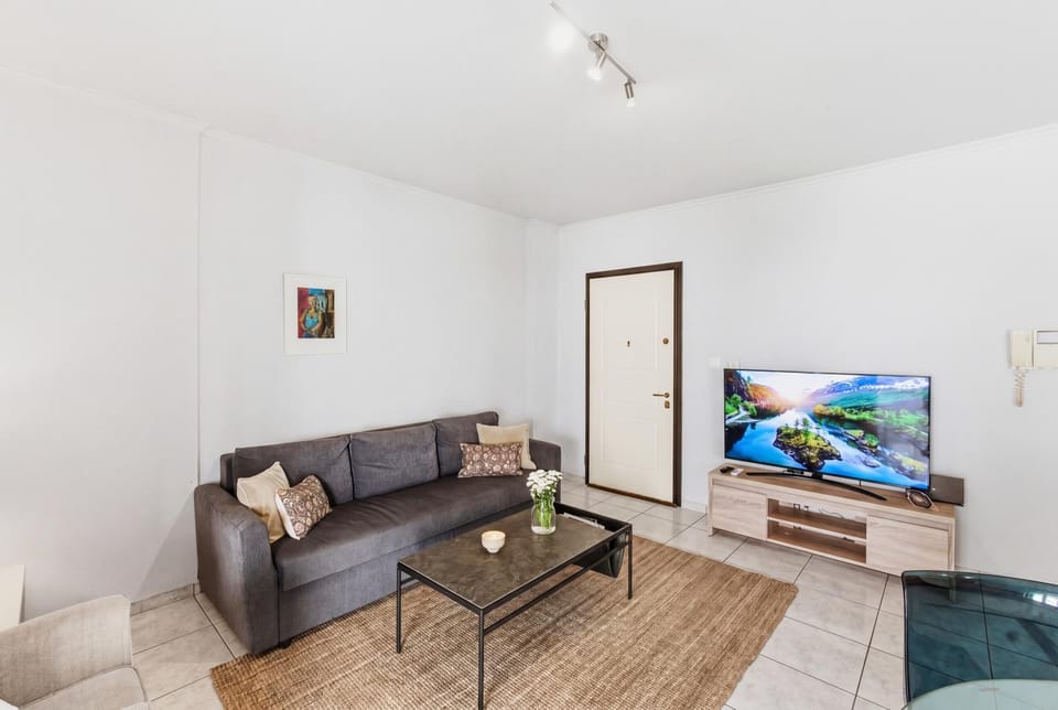 TV and multimedia, Living room, Seating area, Evening entertainment