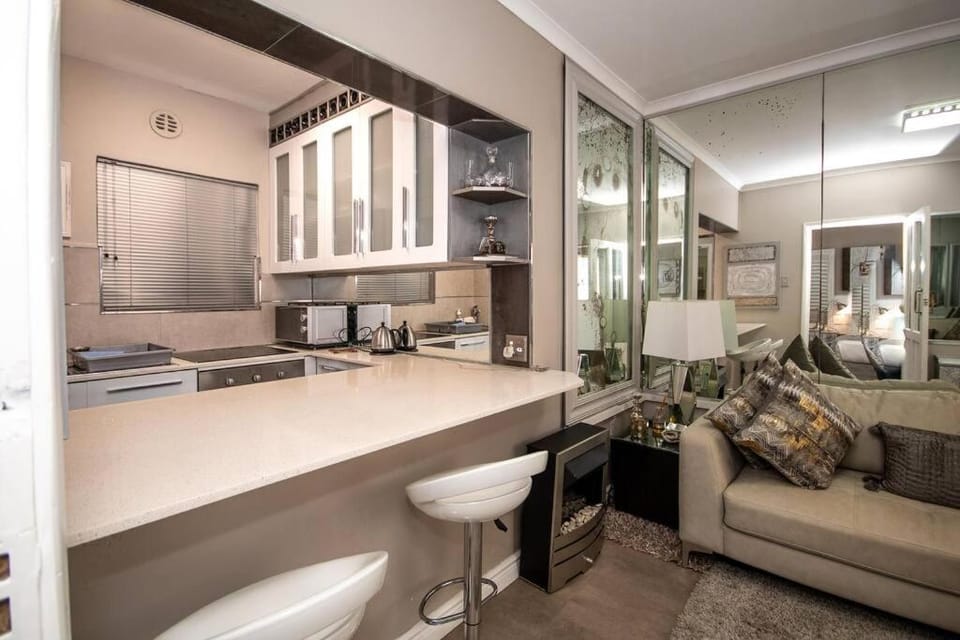 Live By the Sea 206 Saratoga Apartment in Sea Point