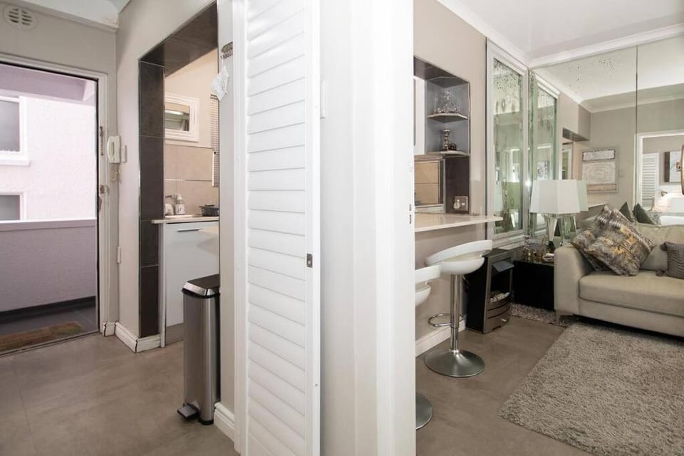 Live By the Sea 206 Saratoga Apartment in Sea Point