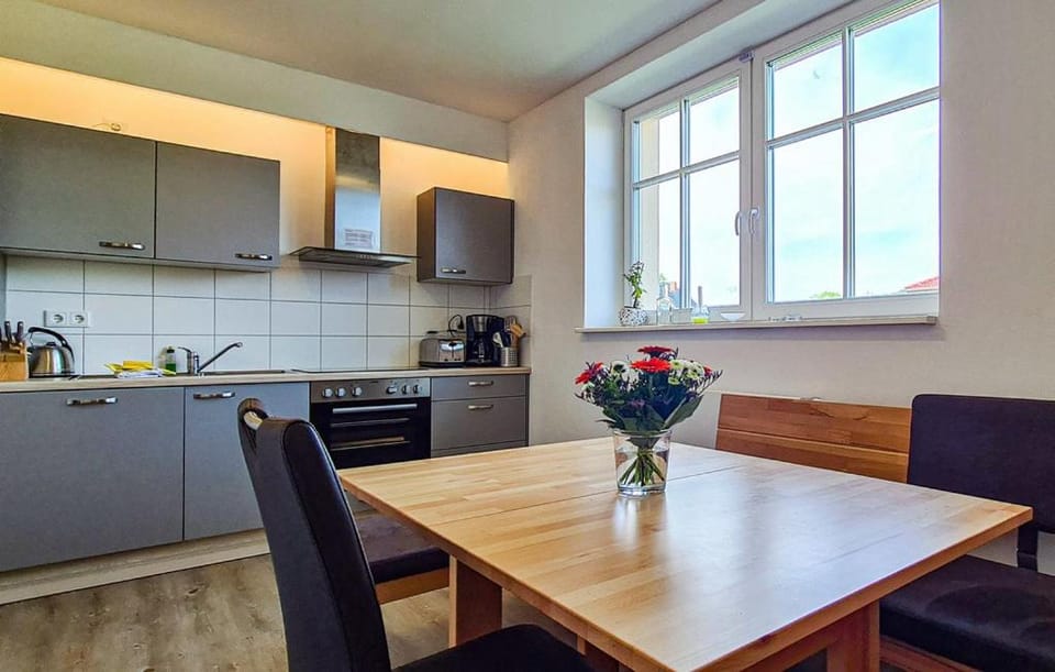 Kitchen or kitchenette, Dining area, dishwasher, minibar, pet friendly, stove