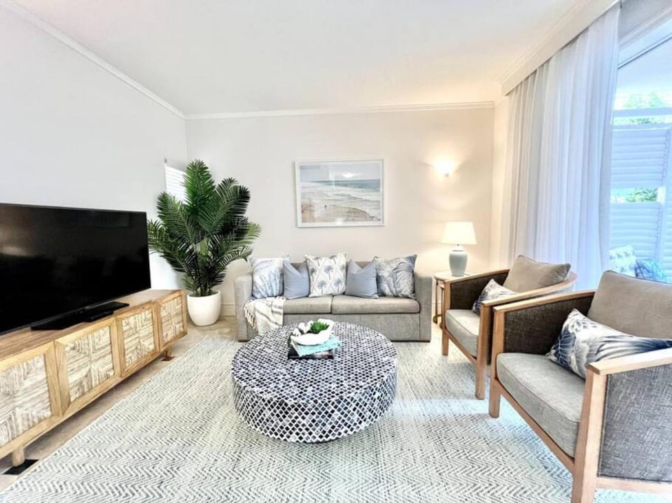 TV and multimedia, Living room, Seating area, Evening entertainment
