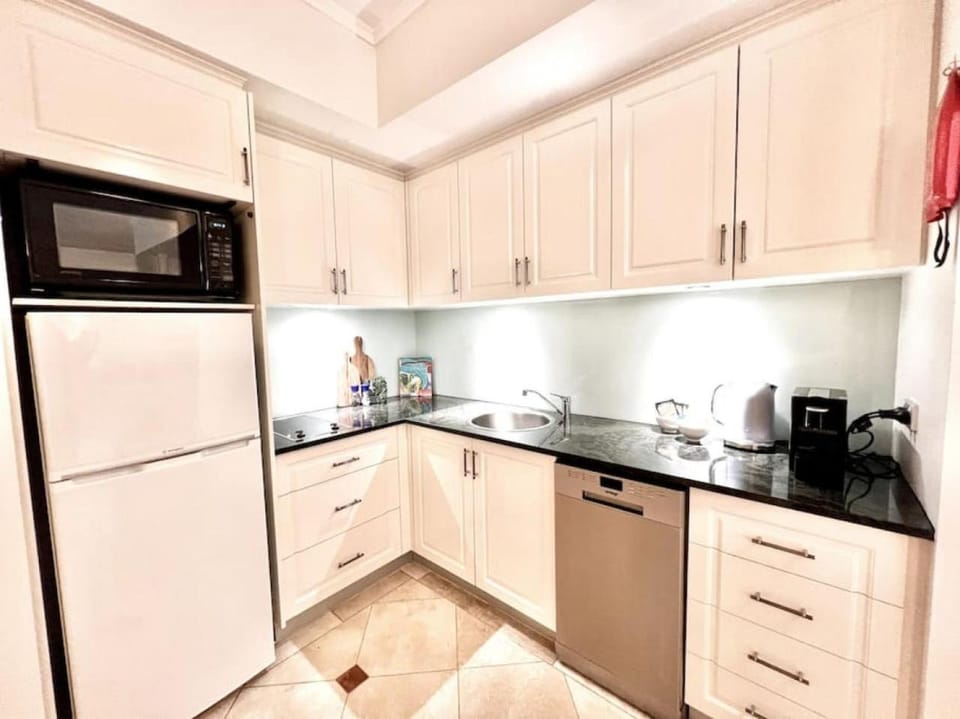 Coffee/tea facilities, Kitchen or kitchenette, dishwasher, stove