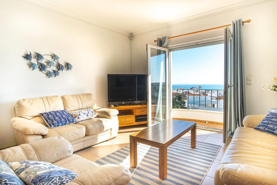Communal lounge/ TV room, TV and multimedia, View (from property/room), Balcony/Terrace, Living room, Seating area, Evening entertainment, Sea view