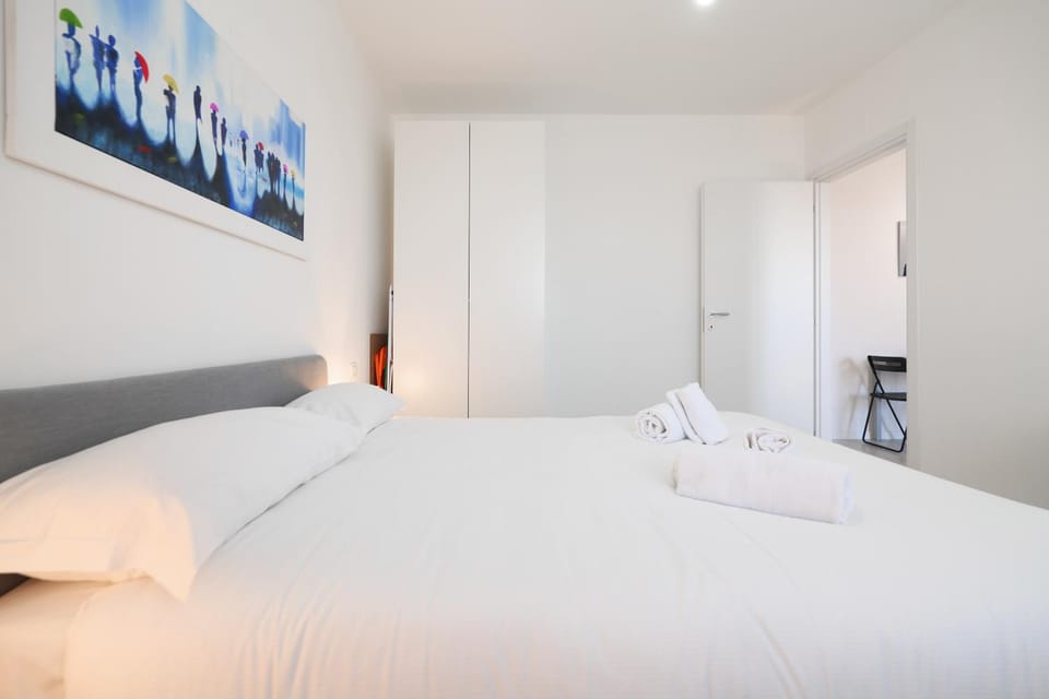 Bed, Photo of the whole room, Bedroom, towels, wardrobe