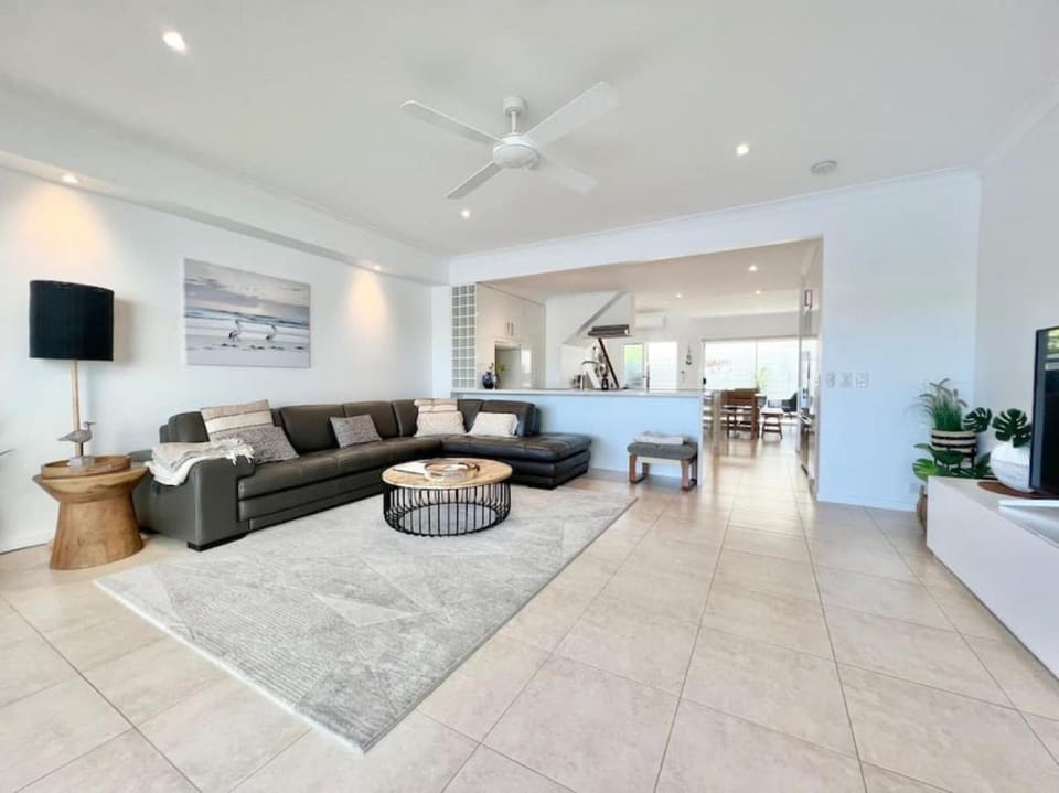 14 Gorgeous Waterfront Noosa Oasis Apartment in Noosaville