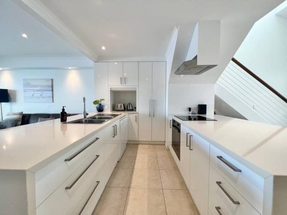 14 Gorgeous Waterfront Noosa Oasis Apartment in Noosaville