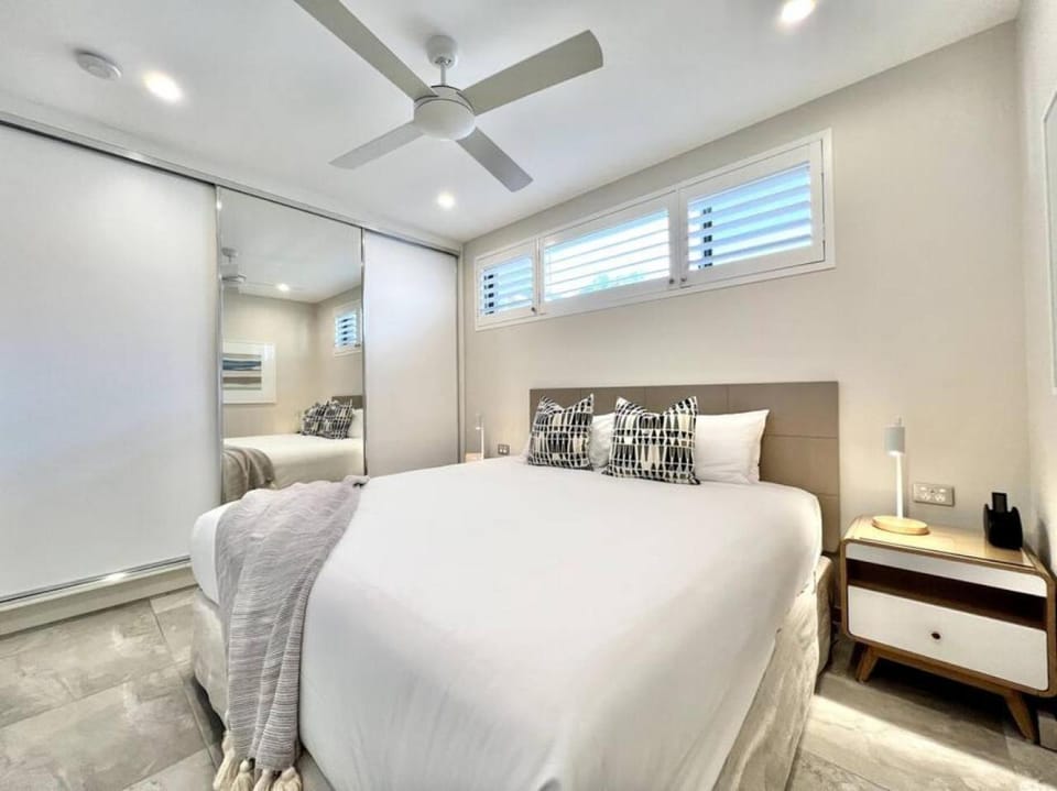 6Apt Beautifully renovated on Hastings Street Apartment in Noosa Heads