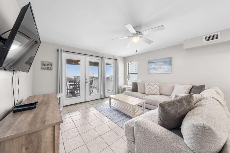 Bonhomme Richard West by Youngs Suncoast House in West Beach