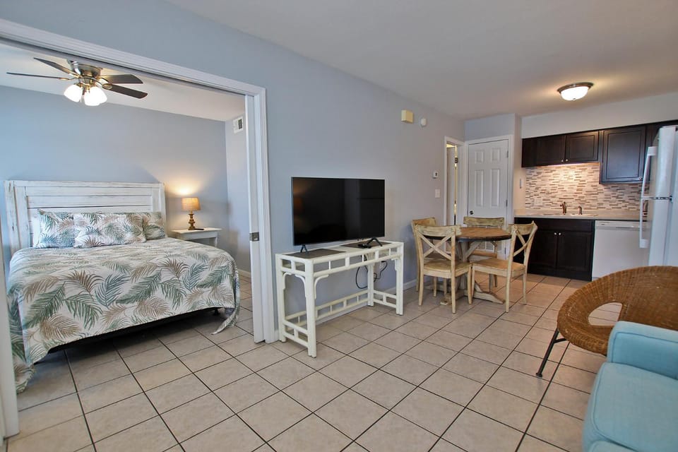 Cove 117A by Youngs Suncoast Apartment in West Beach