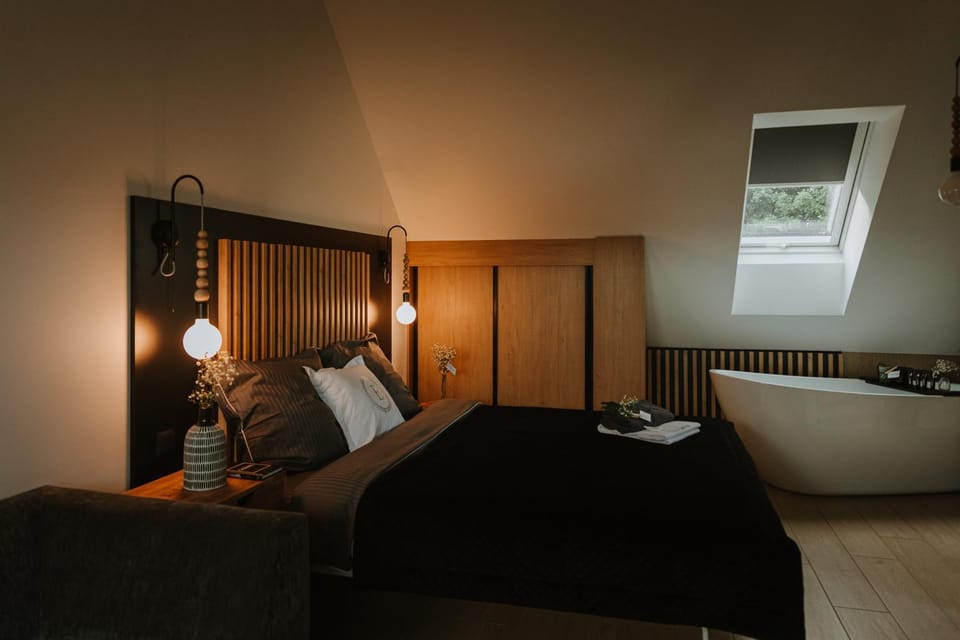 Bed, Photo of the whole room, towels