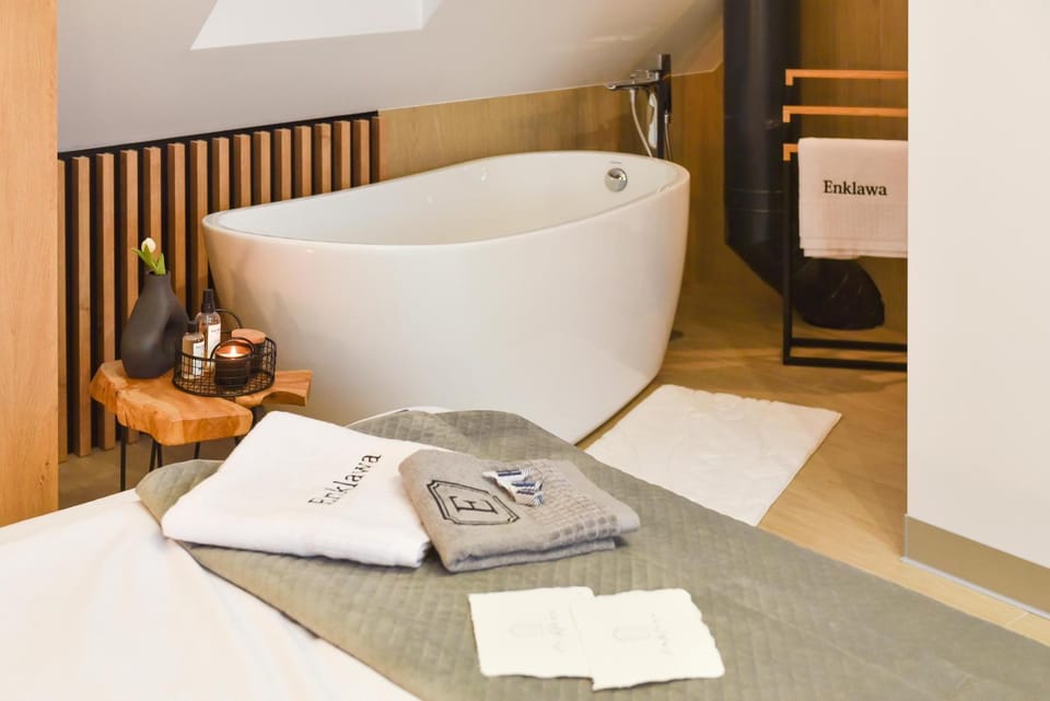 Bed, Bathroom, Photo of the whole room, Bedroom, Bath, towels