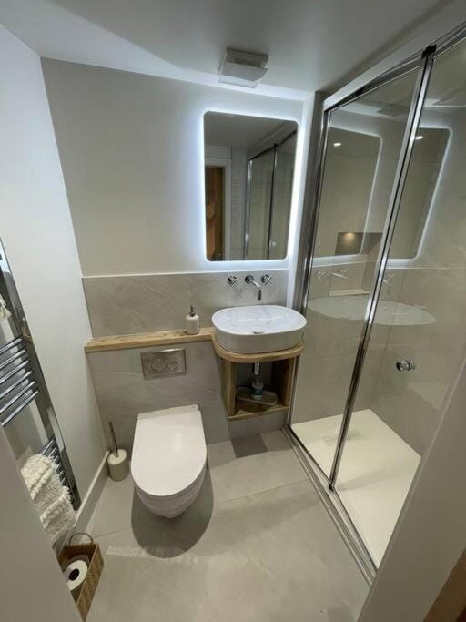 Self contained double bedroom with ensuite, private entrance, free parking , 5 min walk to beach Apartment in Saint Ives