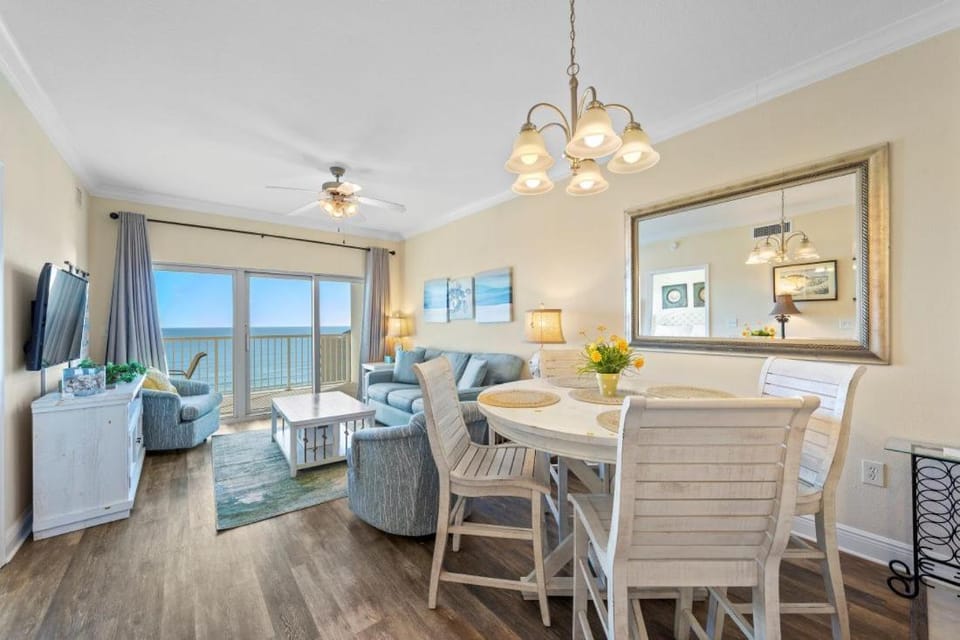 Day, TV and multimedia, View (from property/room), Living room, Seating area, Dining area, Sea view, furniture