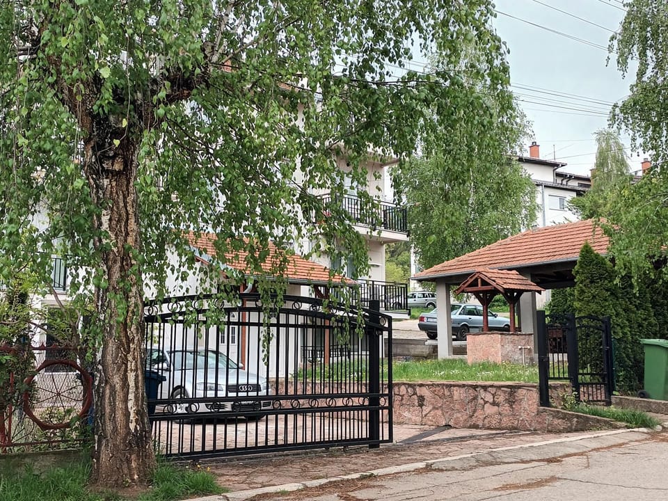 Property building, Spring, Day, Garden, Garden view, Parking