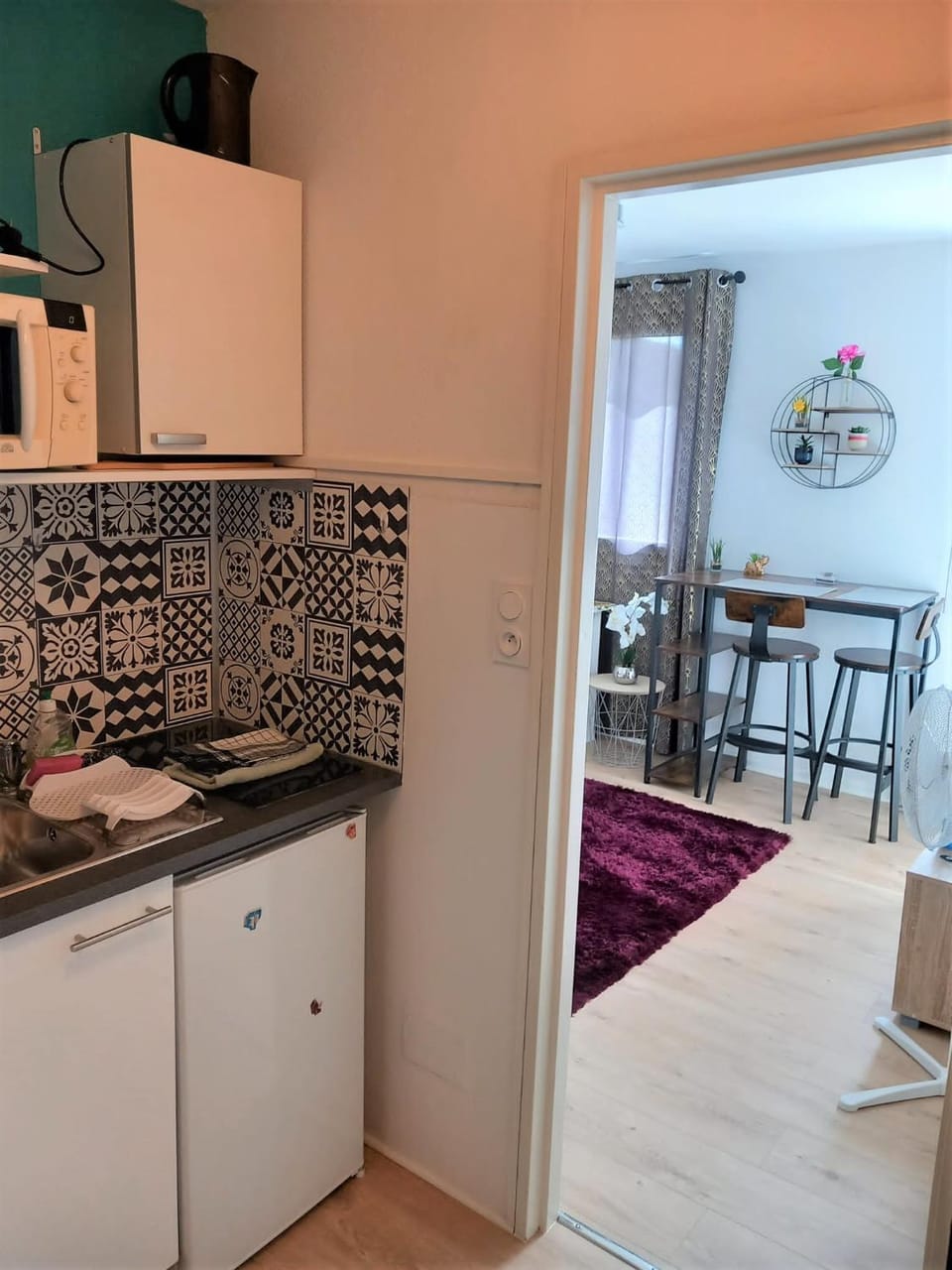 Kitchen or kitchenette, minibar, stove