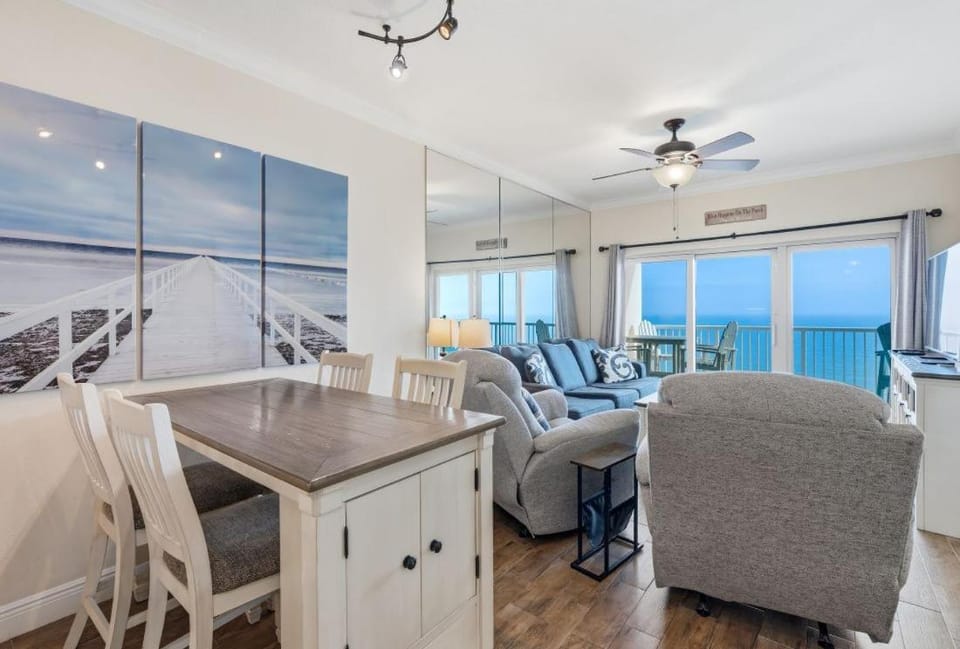Day, Living room, Seating area, Dining area, Sea view, furniture