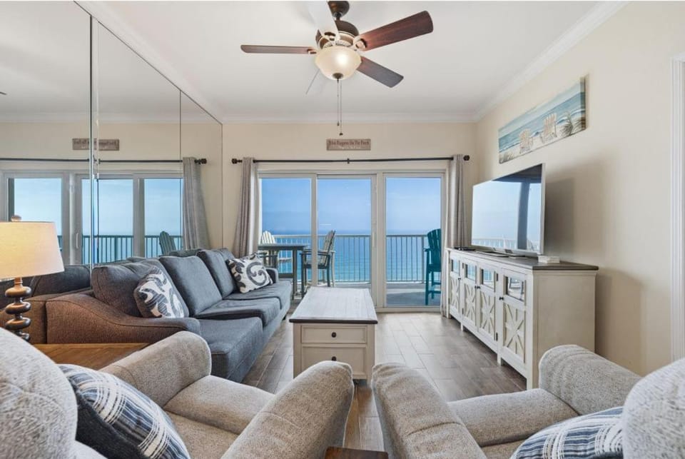 Day, TV and multimedia, Living room, Seating area, Sea view, furniture
