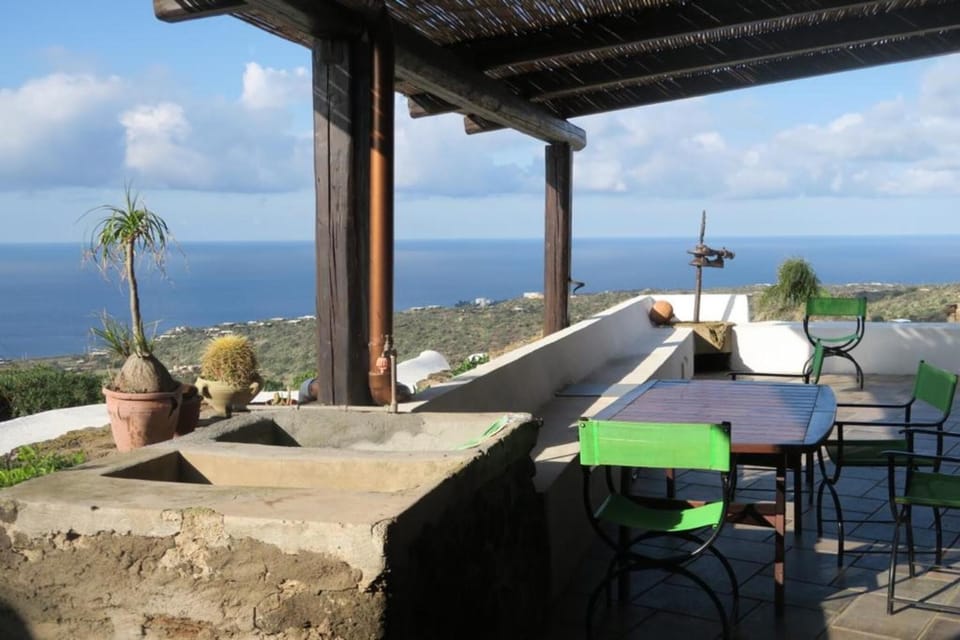Property building, Balcony/Terrace, Living room