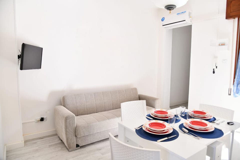 Communal lounge/ TV room, Living room, Seating area, Dining area, air conditioner