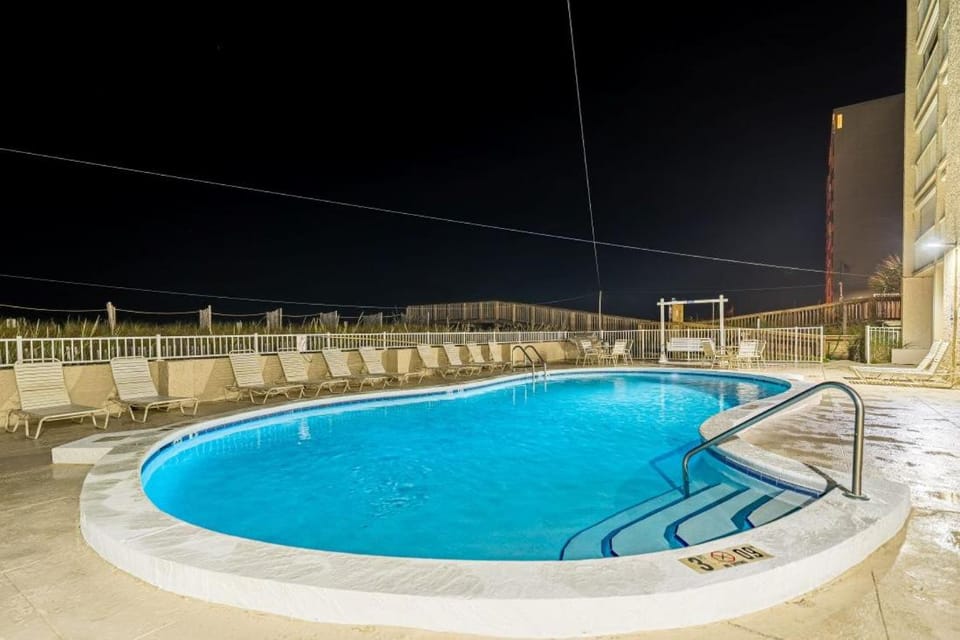 Edgewater 52 by Youngs Suncoast Apartment in West Beach