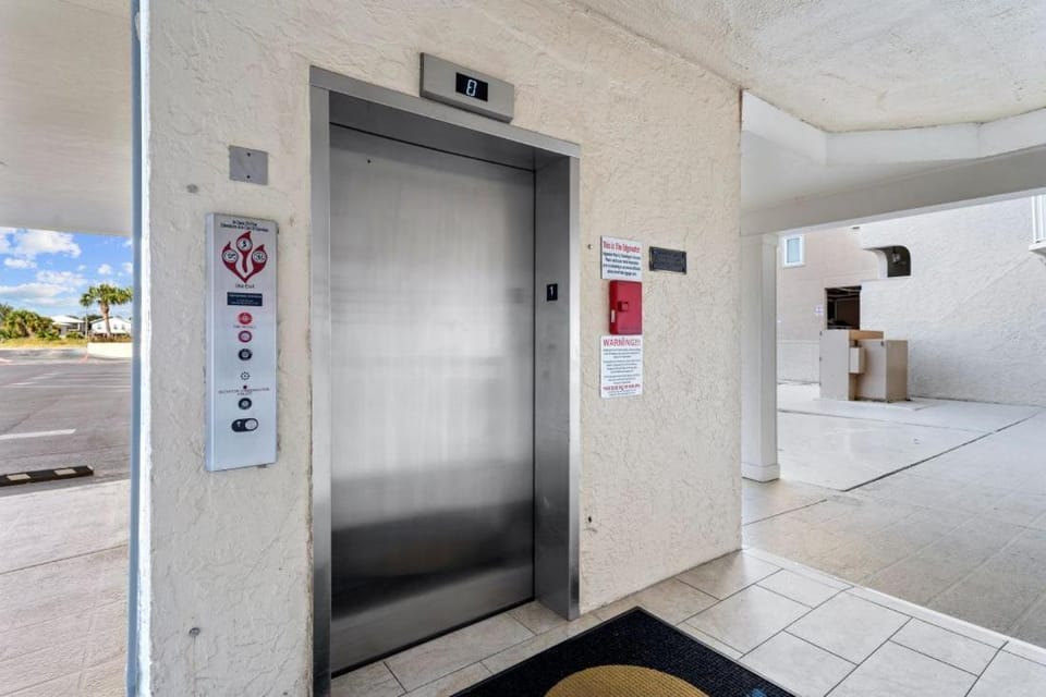 Edgewater 52 by Youngs Suncoast Apartment in West Beach