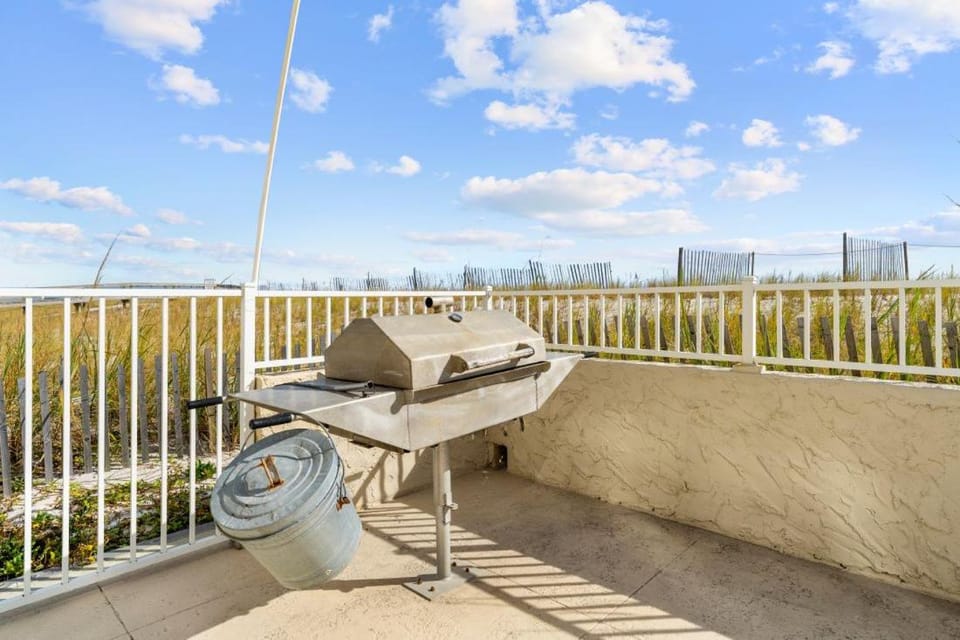 Edgewater 52 by Youngs Suncoast Apartment in West Beach