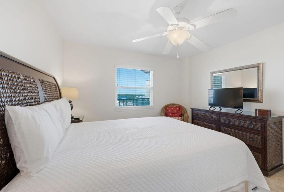 Edgewater 71 by Youngs Suncoast Apartment in West Beach