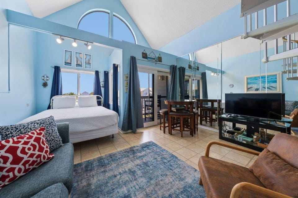 Bed, Day, TV and multimedia, Living room, Seating area, Bedroom, furniture