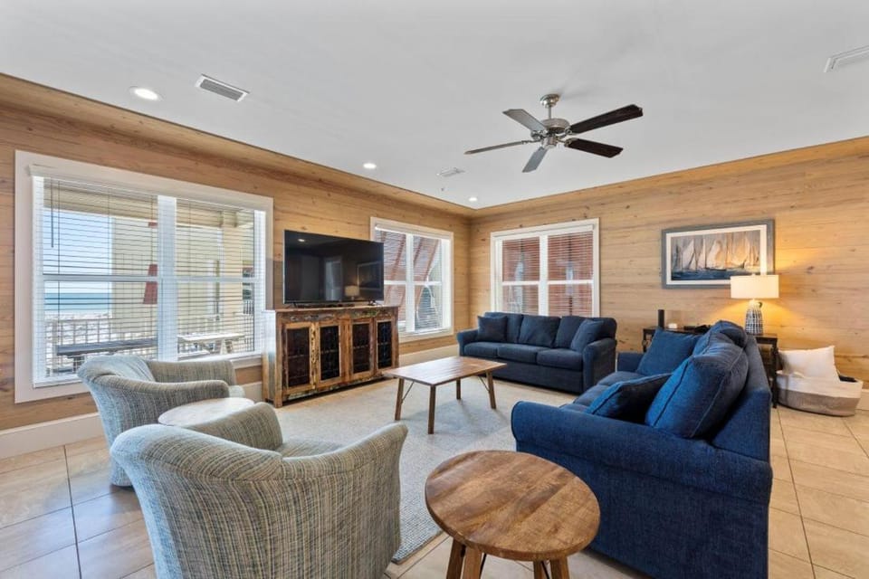 Day, TV and multimedia, Living room, Seating area, furniture