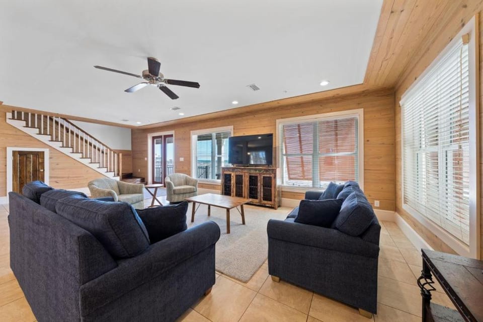 Day, TV and multimedia, Living room, Seating area, furniture