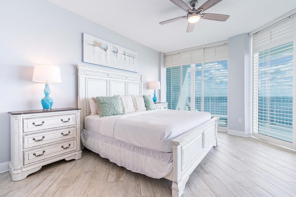 Lighthouse 1118 by Youngs Suncoast Apartment in Gulf Shores